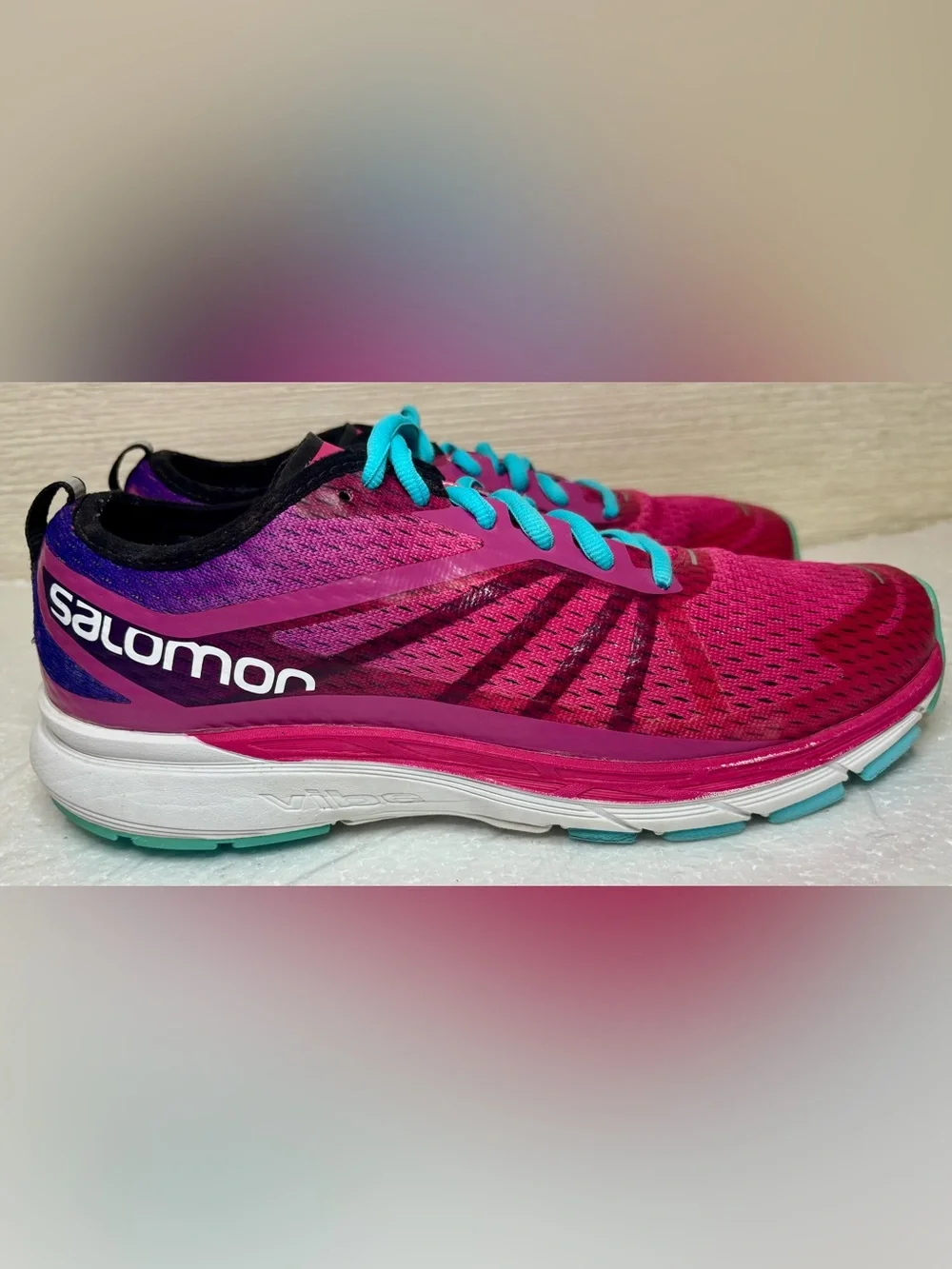Salomon Women's Running Avenue Athletic Shoes with Turquoise Laces Size 8.5
